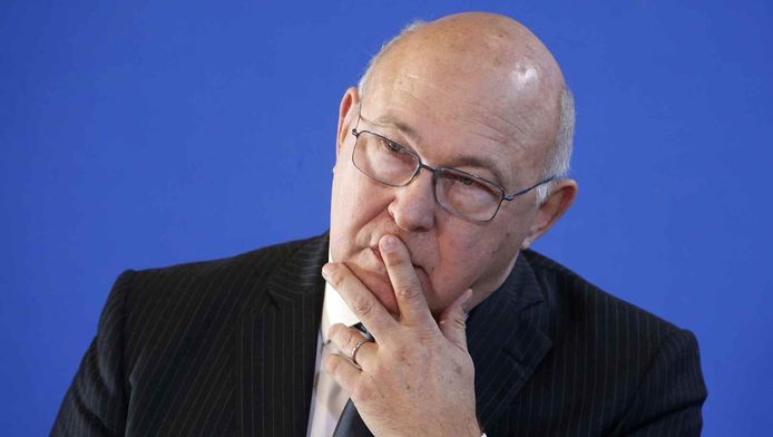 Le ministre des Finances français Michel Sapin s'est dit dans "l'incapacité" d'avancer des chiffres sur un possible impact économique après les attentats.