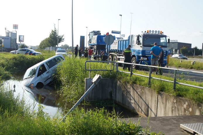 Auto belandt in water na botsing met vrachtwagen in Nieuwkuijk.
