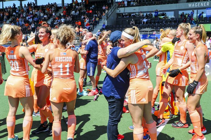 Speelsters van Nederland vieren het kampioenschap.