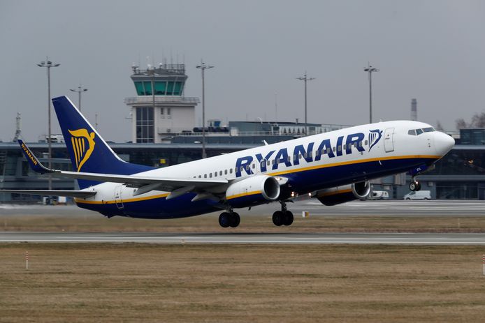 Een Boeing 737-8AS van Ryanair stijgt op. Archiefbeeld.