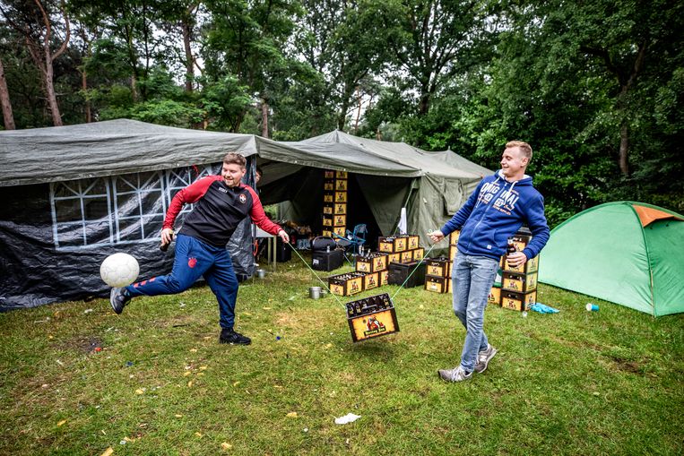 Op jongeren camping Dennenoord spelen camping gasten atje kratje , de hele middag met twee personen vastgebonden aan een krat bier, maar wel op 1,5meter. Beeld Raymond Rutting / De Volkskrant