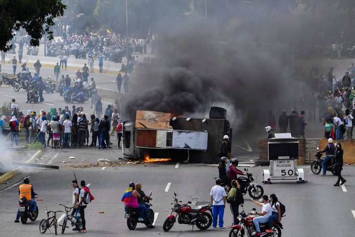 Betogers werpen in de hoofdstad Caracas blokkades op.