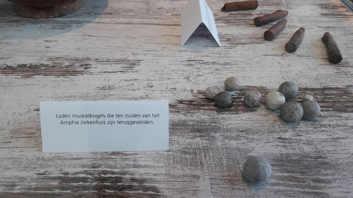 Loden musketkogels die gevonden zijn op het bouwterrein van het Amphia.