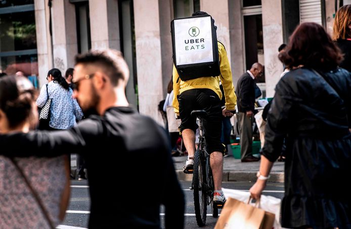 Een fietskoerier van Uber Eats in Lille.