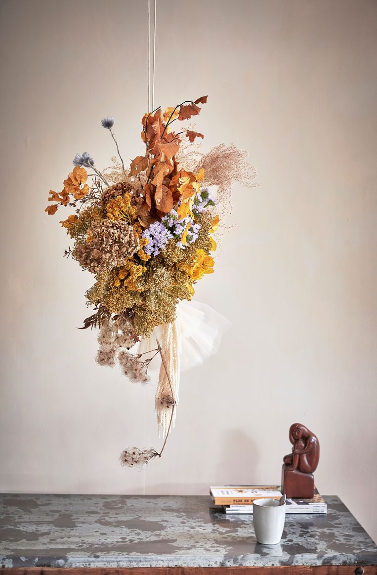 DIY: zó maak je de bloemenwolk van bloemkunstenaar Edénique de Beaumont  Beeld Peggy Janssen