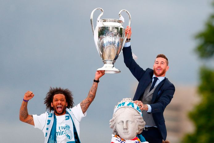 Marcelo en Sergio Ramos, de twee aanvoerders van Real Madrid, met de cup op het Plaza de Cibeles in Madrid.