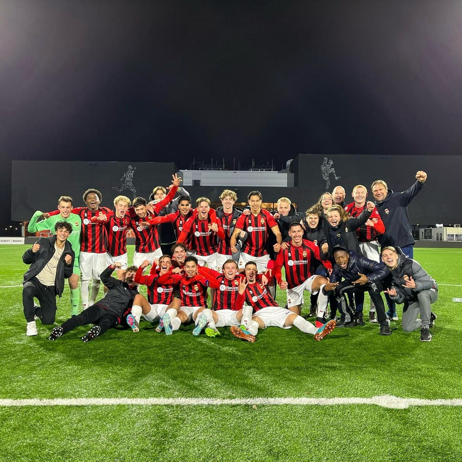 Willem II Onder21 viert promotie én kampioenschap dankzij ruime zege in Eindhoven Foto bd.nl
