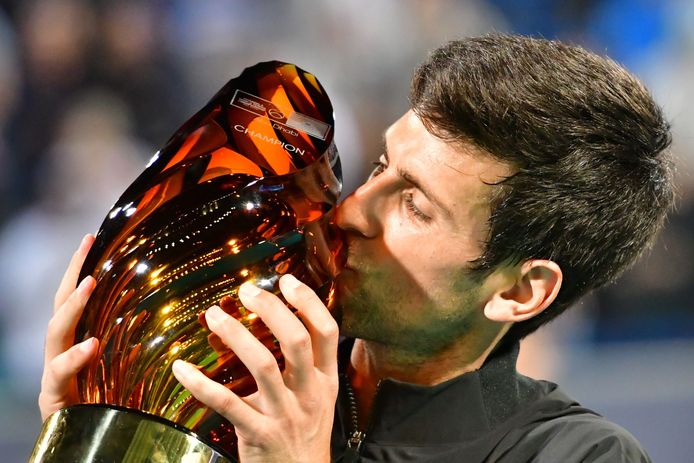 Djokovic kust de trofee.