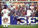 Hans van Breukelen stopt een strafschop van Igor Belanov (Sovjet-Unie) tijdens de finale van het EK voetbal 1988 in Duitsland.