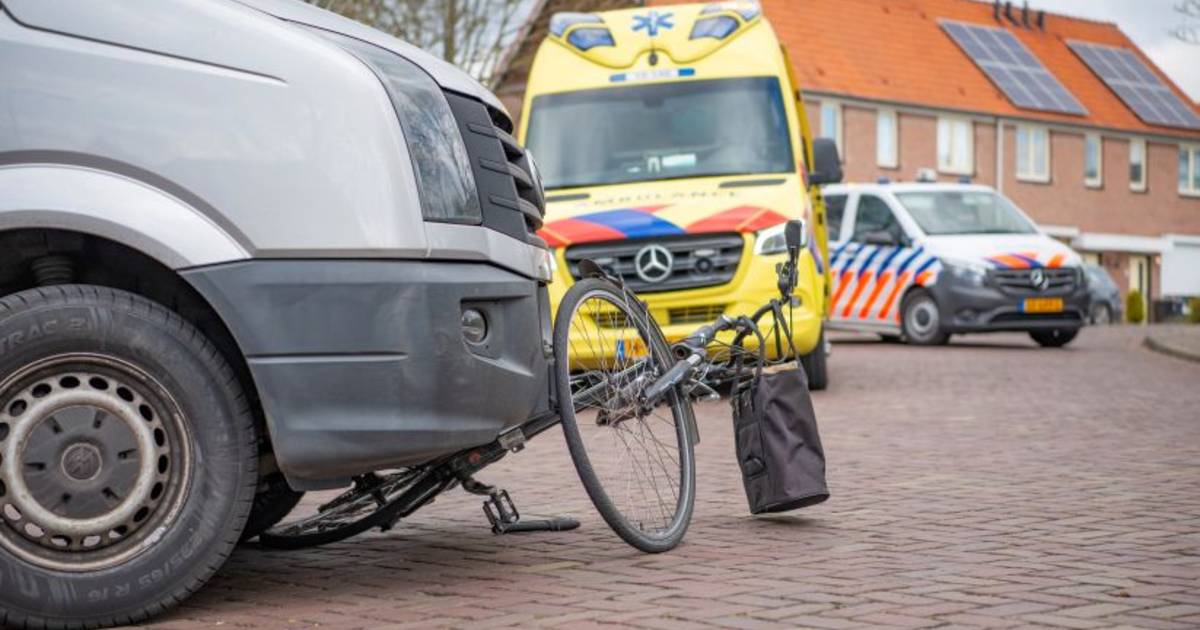 Fietser gewond door aanrijding met bestelbus.
