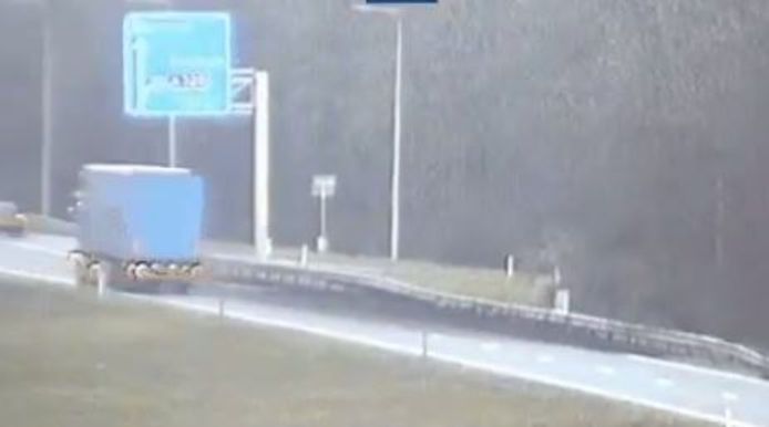 Modder op de rijbaan van de A15.