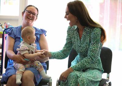 Kate Middleton onderbroken door boerende baby: “Ik dacht dat hij ging overgeven”