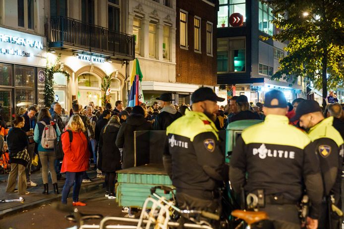 De menigte rondom Waku Waku, gisterenavond.