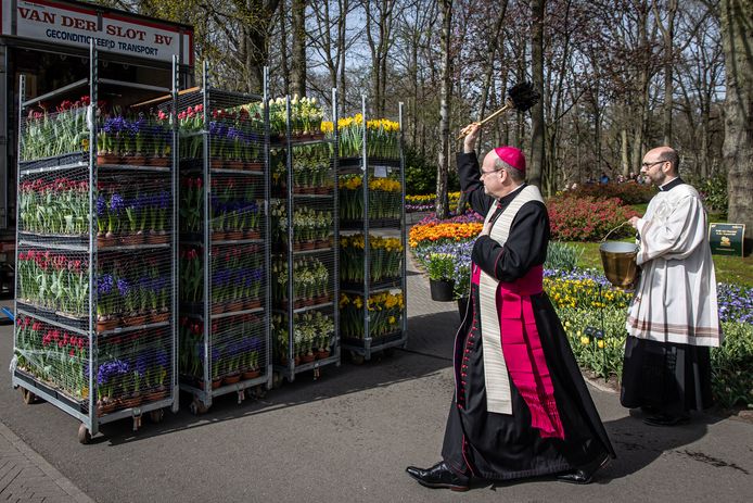 Voorafgaand aan het vertrek naar Rome voor de traditionele bloemversiering op het Sint-Pietersplein ontvingen de bloemen van Nederlandse kweker Piet Van der Burg  in de Keukenhof de zegen van de Rotterdamse bisschop Mgr. Hans van den Hende.
