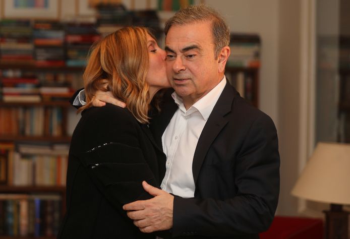 Voormalig topman van Nissan, Carlos Ghosn, en zijn vrouw poseren in januari dit jaar in Libanon.