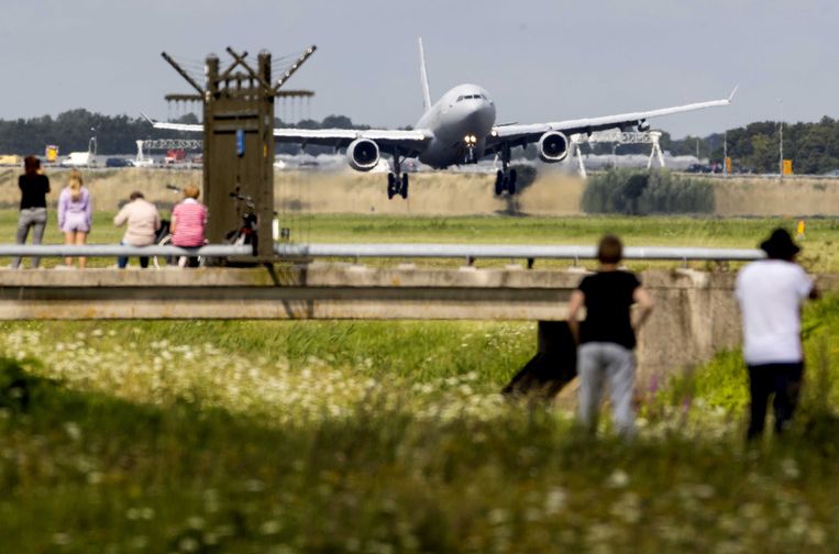 Afghaans ambassadepersoneel en gezinnen op weg naar Nederland: ‘We zijn opgelucht’