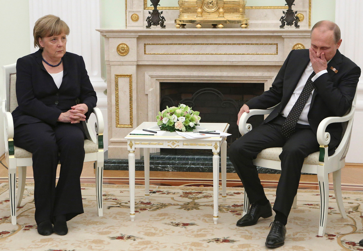 Merkel en ­Poetin (2015): de relatie tussen beiden is koel, net als die tussen Europa en ­Rusland.
 Beeld AP