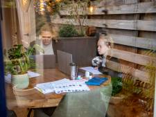 Toen Julia (11) hoorde dat ze corona had, kon ze eindelijk weer haar vader (in isolatie) knuffelen