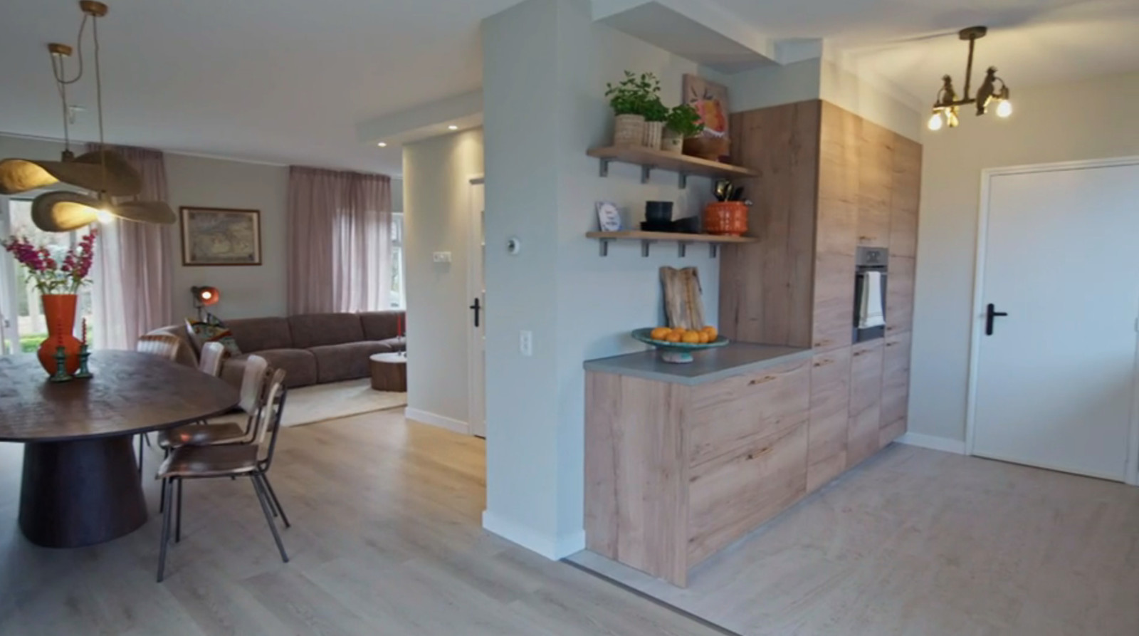 Extatische Sicco knuffelt droomwoning in Kopen zonder kijken ‘Dit is gewoon thuis’ Foto bd.nl