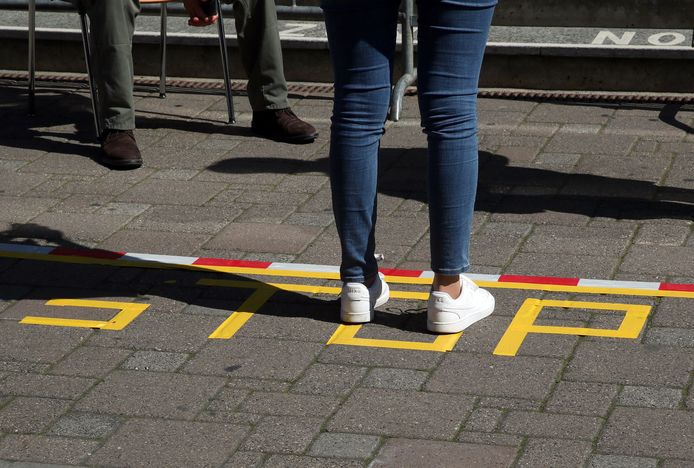 De daling in de cijfers schrijft het RIVM toe aan de kabinetsmaatregelen, zoals het houden van 1,5 meter afstand.