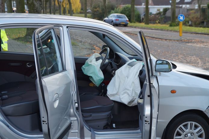 Gewonde bestuurster bij botsing tussen twee auto's Groenewoudlaan Waalwijk