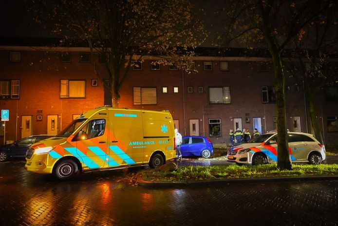 Politie in de Agnietenstraat in Arnhem na het steekincident. Een persoon raakte bij dit incident gewond.