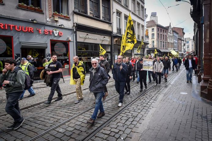 Beeld van de betoging van Pegida Vlaanderen op 23 april 2016 in Antwerpen.