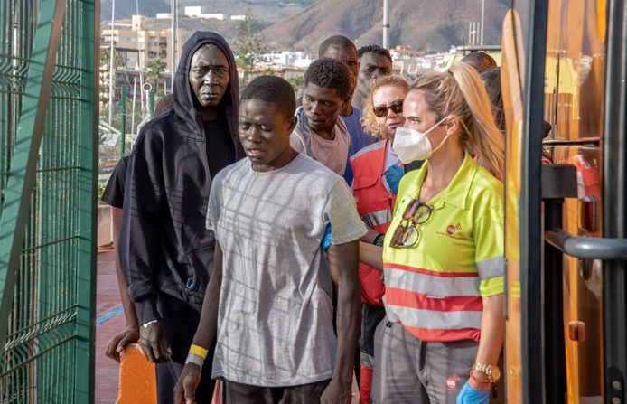 Migranten vlak na aankomst op Tenerife. Beeld van 4 juli.