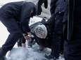KIJK. Zwartgeklede mannen vandaliseren herdenkingsplek Navalny in Moskou voor ogen van politie, maar die grijpt niet in