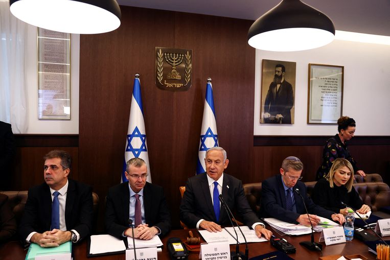 De Israëlische premier Benjamin Netanyahu (midden) tijdens het overleg met zijn kabinet op 29 januari 2023.  Beeld Reuters