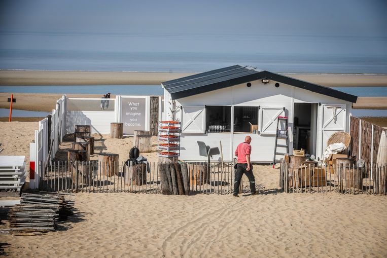Een strandbar in opbouw. Beeld Benny Proot