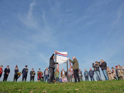 Herdenkingsbord voor bommenwerper die in 1944 neerstortte tussen Maas en Waal, nazaat en ooggetuige 