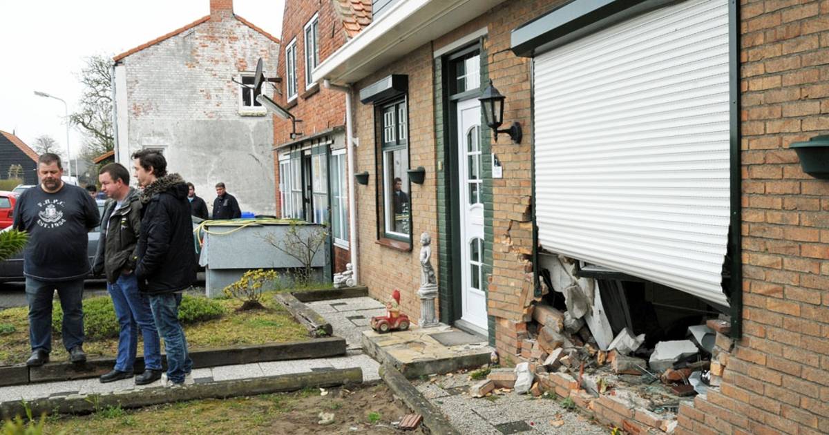 Auto rijdt woning in Driewegen binnen