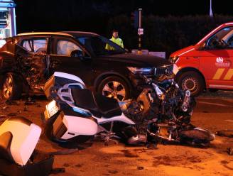 Motorrijder rijdt in flank van auto op kruispunt: met levensgevaarlijke verwondingen naar ziekenhuis