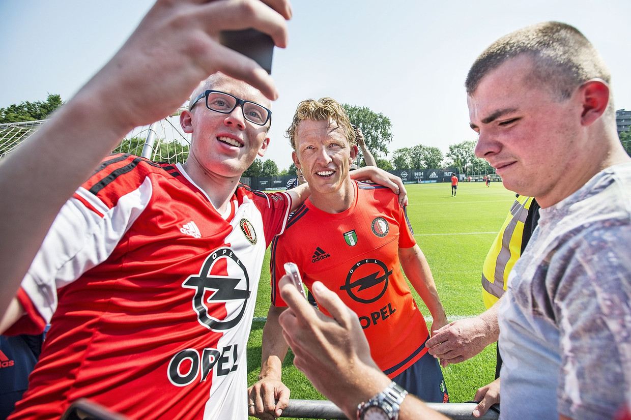 Na zijn eerste training gaat Dirk Kuijt met tientallen fans op de foto. Beeld Guus Dubbelman/de Volkskrant