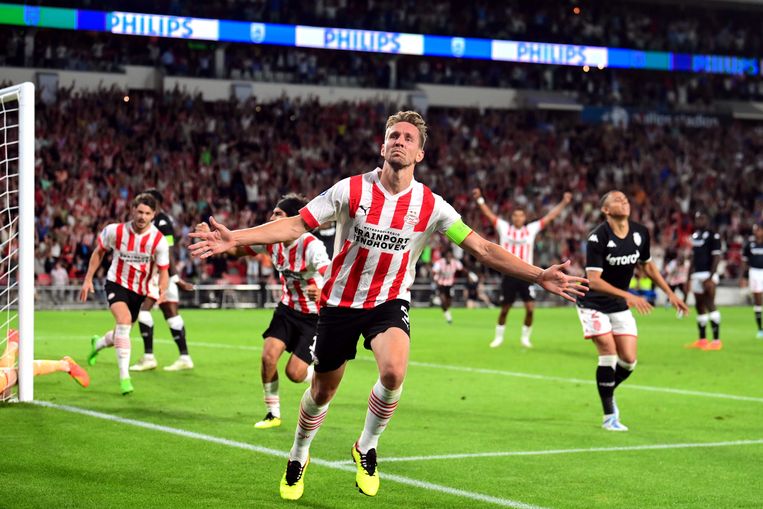 PSV-aanvoerder Luuk de Jong viert de winnende treffer tegen Monaco, diep in de tweede verlenging. Beeld ANP