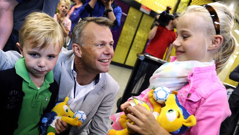 Arbiter Björn Kuipers wordt verwelkomt door zijn kinderen bij zijn aankomst op luchthaven Schiphol. Beeld ANP
