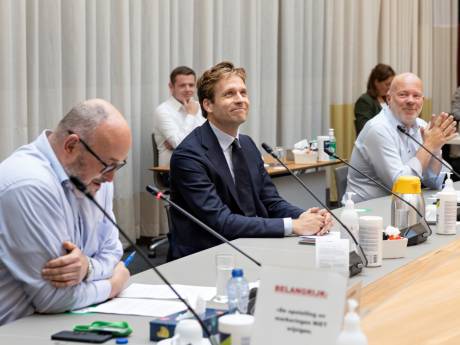 Wethouder Karremans beleeft bizarre eerste dag: dienstwagen in de prak na aanrijding bij Hofplein