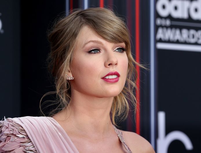 FILE PHOTO:  Singer Taylor Swift arrives at the 2018 Billboard Music Awards in Las Vegas, Nevada, U.S., May 20, 2018.    REUTERS/Steve Marcus/File Photo