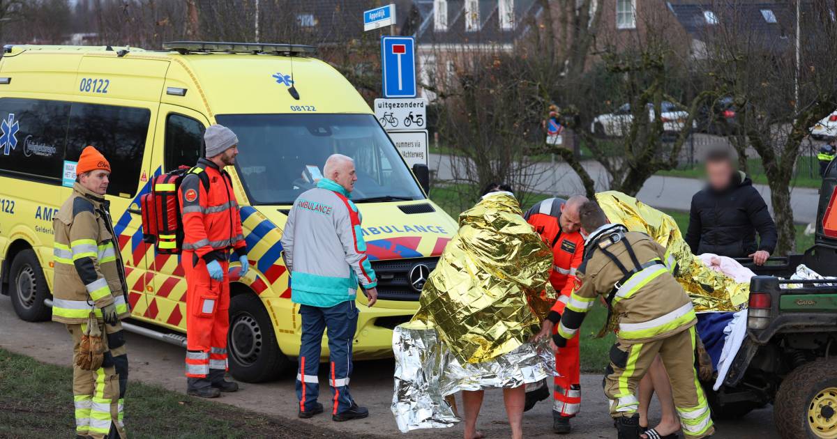 Vlot slaat om bij Heukelum, vier personen onderkoeld uit het water gehaald
