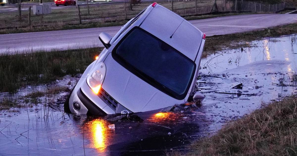 It kin net: auto raakt van de weg en zakt door het ijs bij Rheezerveen