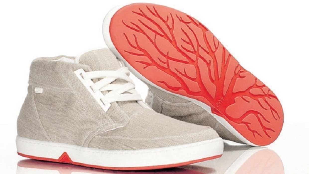 Schoenen die hun plastic aard verbloemen Trouw