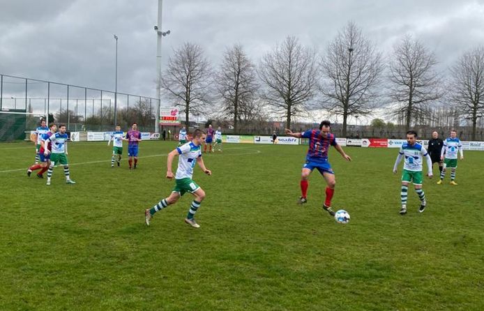 Wannes Ooms, hier aan de bal tussen twee spelers van Zwijndrecht, scoorde de bezoekende goal.