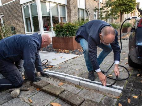 Eerste ‘oplaadgoot’ in Oosterhout in gebruik genomen