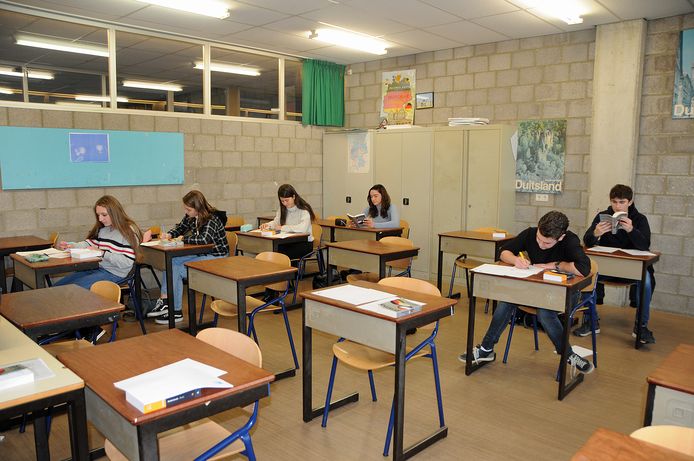 Tot nu toe mochten alleen examenklassen wel naar school komen. Vanaf donderdag krijgen zij ook thuis online les.