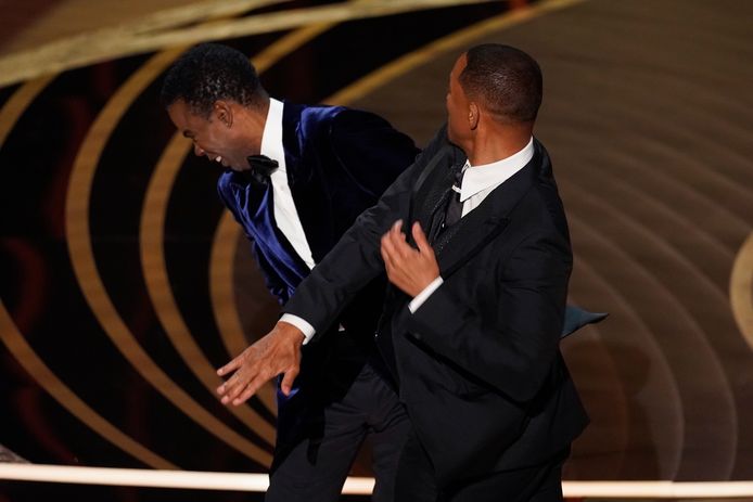Will Smith geeft Chris Rock een klap op de Oscaruitreiking in 2022