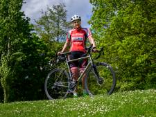 Ada (70) slijpt techniek van vrouwen op racefiets aan: ‘Ze zijn voorzichtiger en hebben veel meer vragen’