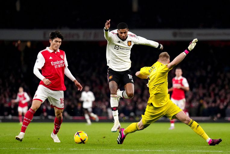Manchester United-aanvaller Marcus Rashford gaat voorbij doelman Aaron Ramsdale. Beeld Photo News