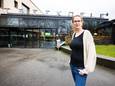 Ilse Veerbeek, directeur van Trefkoele Plus, voor de entree van het kulturhus. Dat is nu nog een schuifdeur met een tochtsluis.