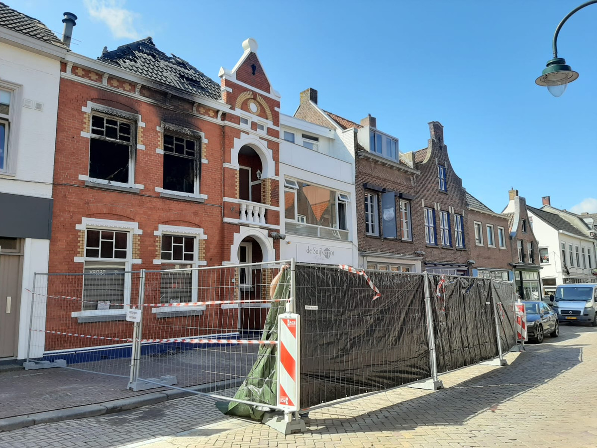 cliënt Bezet ontvangen Negen buurtbewoners geëvacueerd na uitslaande brand in historisch pand in  centrum Steenbergen | Foto | AD.nl